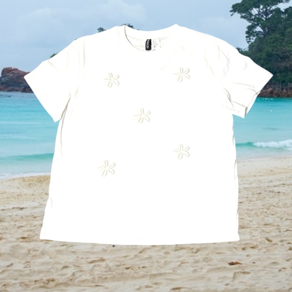 Beach Seashell Flowers White Tee Medium New with tags Divided